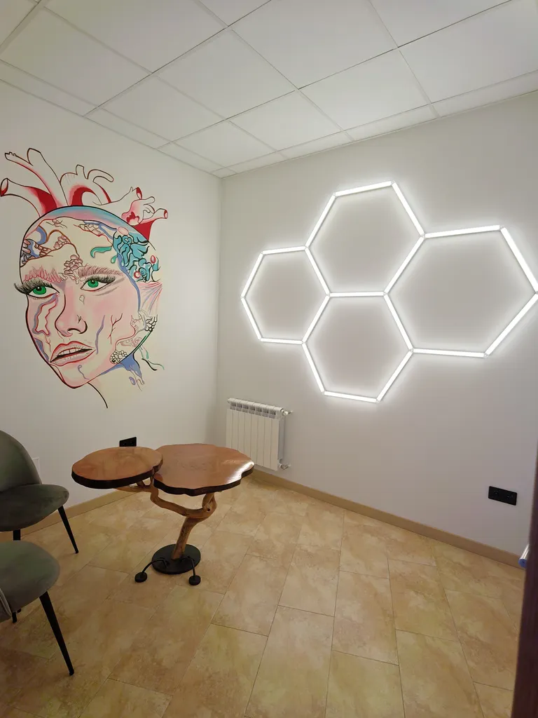 Sala con el mural «La cara del corazón»